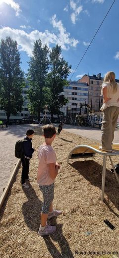 Turva-alusta on joustava ja se tuntuu turvalliselta leikeissä.