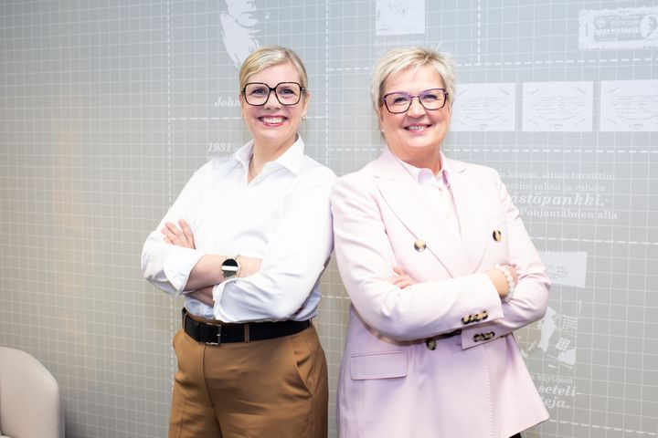 2025 oli Aito Säästöpankille merkittävä kasvun ja uudistumisen vuosi. Kuvassa vasemmalla Aito Säästöpankin toimitusjohtajana 1.3. aloittava Heini Piitulainen ja oikealla helmikuun lopussa eläkkeelle jäävä toimitusjohtaja Pirkko Ahonen. Kuva: Aito Säästöpankki