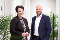 Kuvassa Päivikki Kangas ja Timo Vaismaa. Kuva: Aito Säästöpankki