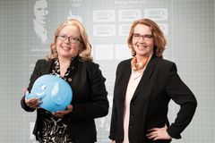 Kuvassa Riitta Iiponen vasemmalla ja Minna Marjamäki oikealla. Kuva: Aito Säästöpankki