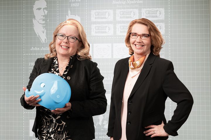 Kuvassa Riitta Iiponen vasemmalla ja Minna Marjamäki oikealla. Kuva: Aito Säästöpankki