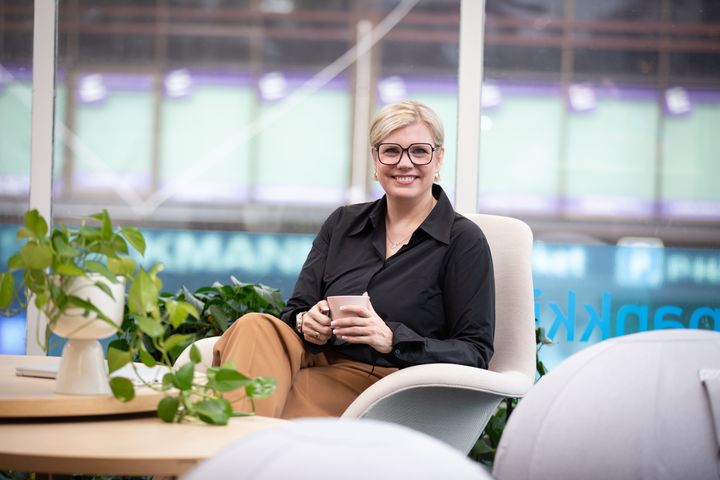 “Julkisiin tukiin kohdistuvat leikkaukset ovat tehneet Hyviä tekoja -lahjoituksista tänä vuonna entistä merkityksellisempiä“, Aito Säästöpankin toimitusjohtaja Heini Piitulainen kertoo. Kuva: Aito Säästöpankki