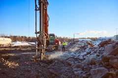 Tieluiskan työmaa Tapiolan urheilupuistossa. Käynnissä on pilaristabilointi eli maapohjan vahvistaminen, joka on isossa roolissa hankkeessa.