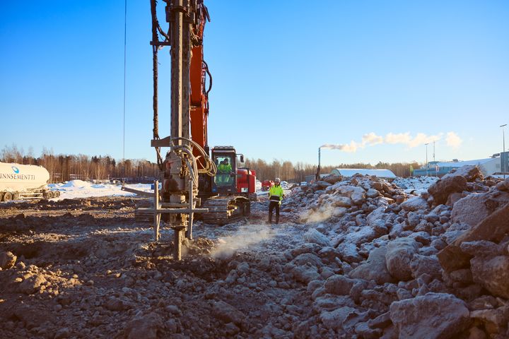 Tieluiskan työmaa Tapiolan urheilupuistossa. Käynnissä on pilaristabilointi eli maapohjan vahvistaminen, joka on isossa roolissa hankkeessa.