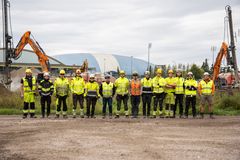 Tieluiskan työmaaporukka Tapiolan urheilupuistossa, työkoneiden välissä