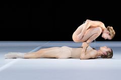 Susanna Leinonen Companyn teos Pain Killer. Kuvassa tanssijat Atte Kilpinen ja Katariina Luukas.