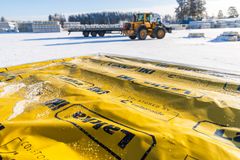 Kuvassa keltaista muovia, jossa lukee Lakka IKI. Kyseessä on joensuulaisen Lakan kestävät betonituotteet.