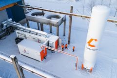 Kuvassa kaasusäiliö ja teollisia prosessirakenteita.