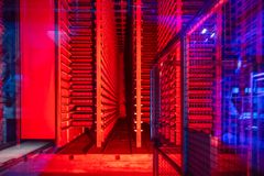 Kaasutiivis kovetustila betonituotteille, valaistuna punaisella ja sinisellä valolla.