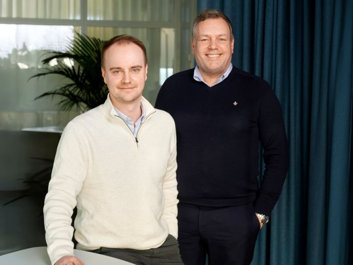 Finago Oy on UKKO.fin uusi omistaja. Yhtiöt pystyvät jatkossa tarjoamaan asiakkailleen entistä laaja-alaisempia ratkaisuja. Kuvassa UKKO.fin toimitusjohtaja Aleksi Simola ja Finagon kaupallinen johtaja Magnus Engman.