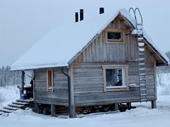 Hirsimökki syntyi luonnosta ja löysi paikkansa erämaasta