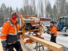 Risto ja Anna Haikonen työstämässä hirsiä.