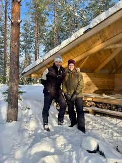 Risto ja Anna Haikonen seisovat LockCorner-laavun edessä.
