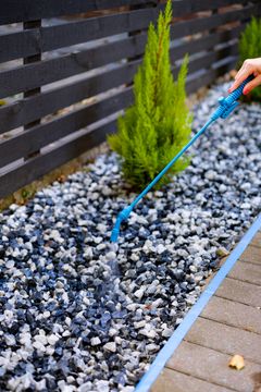 Easiholdin suihkuttaminen koristekiville on helppoa esimerkiksi paineruiskupullolla