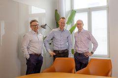 Tomi Ere, Fredrik Gustafsson ja Mikko Pulkkinen Augustin Helsingin toimistolla maaliskuussa 2026.