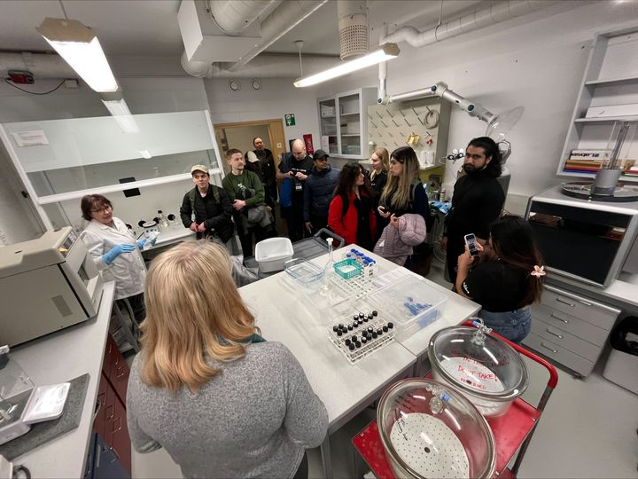 SOHJO HACKS -tapahtumassa opiskelijoiden, tutkijoiden ja yritysedustajien ryhmät perehtyivät Itä-Suomen yliopiston tutkimuslaboratorioihin. Kuvassa vierailu metsätieteiden osastolla.