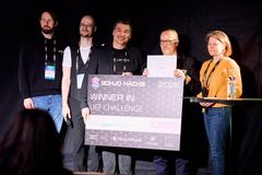 Rami Saarikorpi (toinen oikealta) voitti 3D-mallinnoksiin perustuvalla ideallaan haasteen, jossa haettiin ratkaisuja Itä-Suomen yliopiston laboratorioiden tehokkaampaan yrityskäyttöön. Kuvassa vasemmalta Anssi Kämäräinen, Andrei Potekhin, Mikko Järvilehto, Rami Saarikorpi ja Outi Virtaharju.