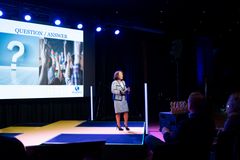 Yhdysvaltain puolustus- ja julkisen sektorin hankintoihin erikoistunut yrittäjä Stacy K. Vaughn suositteli pitkäjänteisyyttä yrityksille, jotka haluavat rakentaa kumppanuuksia yhdysvaltalaishallinnon kanssa. Kannattaa aloittaa heti – muutaman vuoden kuluttua hallinto USA:ssa näyttää taas erilaiselta, hän painotti.