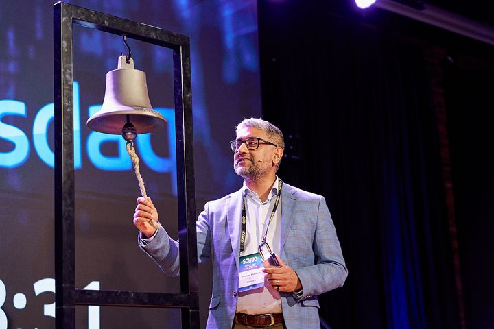 SOHJO-tapahtuman ensimmäisen päivän huipensi Pohjoismaissa harvoin nähty Nasdaqin ikoninen Closing Bell -seremonia. Kelloa soitti Abloyn Product Marketing Director Thomas Mathews.