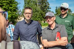 Brittiläisen Kolumbian yliopiston metsä- ja ympäristövastuun tiedekunnan varadekaani Dominik Röser (vas.) ja metsäalan konsultti Ken Day (oikealla edessä) olivat koordinaattoreita kanadalaisten ryhmämatkalla. Ryhmä koostui muun muassa alkuperäiskansojen edustajista, tutkijoista, metsäalan asiantuntijoista ja puunkorjuun ammattilaisista.