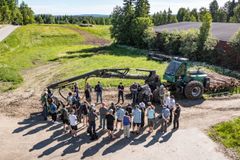 Harvennushakkuisiin keskittyvän teemapäivän aikana vieraat kuulivat koneyrittäjävierailun jälkeen Suomen metsäkeskuksen, Luonnonvarakeskuksen, Tornatorin, UPM:n ja metsäpalojen ehkäisemiseen keskittyvän Xpyron asiantuntijoita.