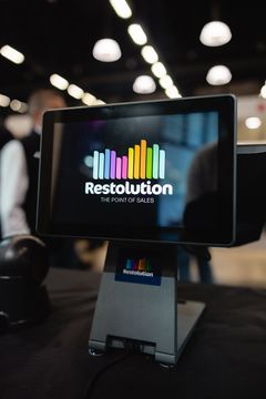 Kuva ravintolan kassajärjestelmästä, jossa näkyy Restolution-logo.