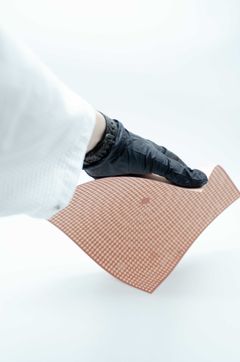 Metaktikin taipuisa antenni-innovaatio on syntynyt Aalto-yliopiston satelliittilaboratoriossa. Kevyt ja energiatehokas antenni kykenee suuntaamaan signaaleja erittäin tarkasti.