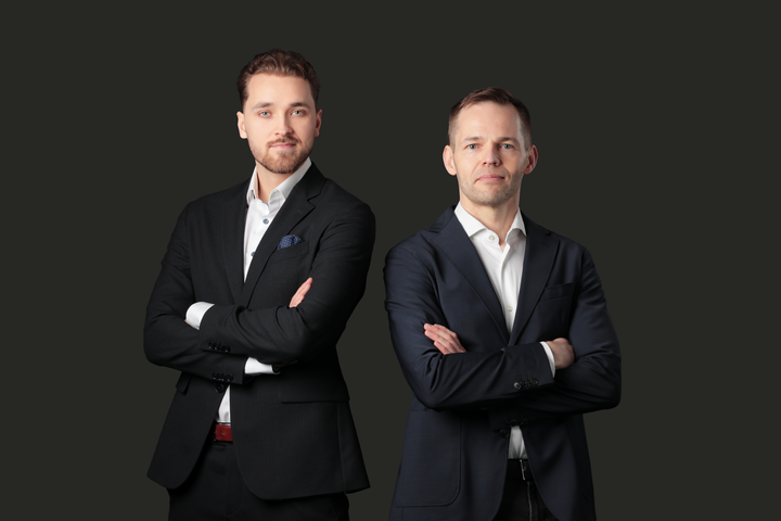 Signaalien häirintä ja droonit ovat arkipäivää myös lähialueillamme. Metaktikin kevyt ja energiatehokas antenniteknologia suuntaa signaalin tarkasti ja varmistaa yhteydet myös häirityissä ja haastavissa ympäristöissä. Kuvassa (vas.) väitöskirjatutkija, yhtiön teknologiajohtaja Ville Lundén ja toimitusjohtaja Tuukka Kuuramaa.