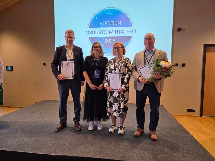 Kuvassa finalistien edustajat: LähiTapiola Keskinäisestä Vakuutusyhtiöstä Head of Marketing and Brand Tommi Taponen (vas), Osuuskunta Yrittämöstä yritystoiminnan koordinaattori Tiina Myrsky ja rehtori Anna Mari Leinonen sekä Pohjois-Karjalan Osuuskaupasta henkilöstöjohtaja Mika-Jussi Mononen.