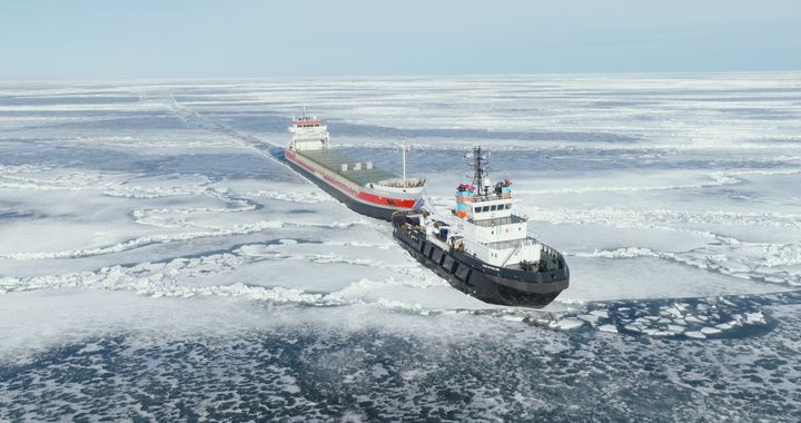 Kuvassa jäänmurtaja Zeus of Finland hinaa Nijlborg rahtialusta jääpeitteisellä merialueella. Alukset kulkevat peräkkäin Zeuksen murtamassa väylässä kirkkaassa talvisäässä.