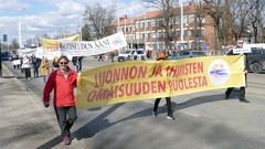 Mielenosoittajat Mannerheimintiellä. Kuva vapaasti julkaistavissa.