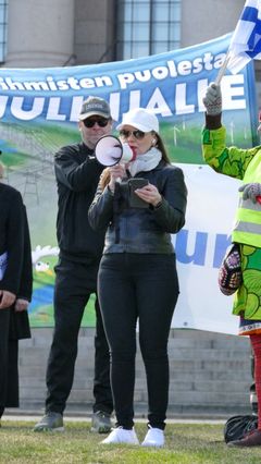 Kaisa Paldanius Lapinlahdelta pitämässä puhetta eduskuntatalolla. Kuva vapaasti julkaistavissa.