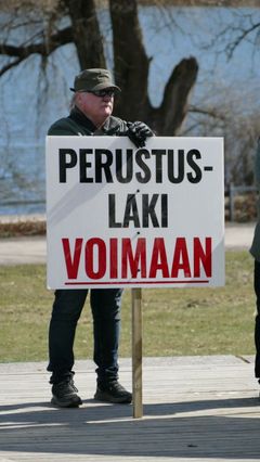 Juliste ja ilme kertovat huolen suomen luonnosta Oopperan Amfiteatterissa. Kuva vapaasti julkaistavissa.