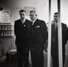 1950-luvulla alkoi vireä näyttelytoiminta. Tasavallan presidentti J.K. Paasikivi tutustumassa GWB:n osastoon Kemian Päivillä Paul ja Oluf Bergin opastuksella.