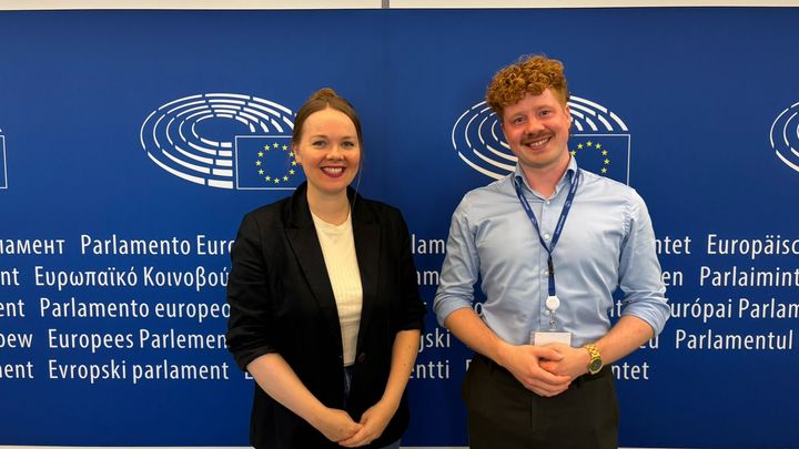 Mep Katri Kulmuni ja harjoittelija Joni Viitala kuvattuna Brysselissä