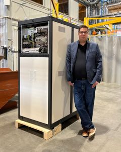 Joni Rasanen ja G-Eco Pro lämpöpumppu.