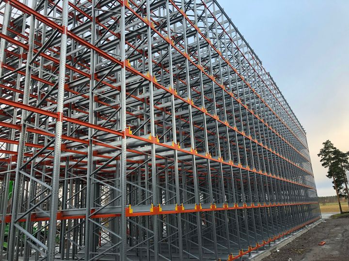 Moderni automaattivarasto käsittää yhteensä noin 16 000 lavapaikkaa sekä automatisoidun terminaalin.