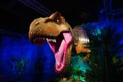 Koko perheen hittinäyttelyssä yhdistyvät jättimäiset LEGO-dinosaurukset, elokuvista tutut ympäristöt ja LEGO-palikoilla rakentaminen. Kuva: Anna Kucera