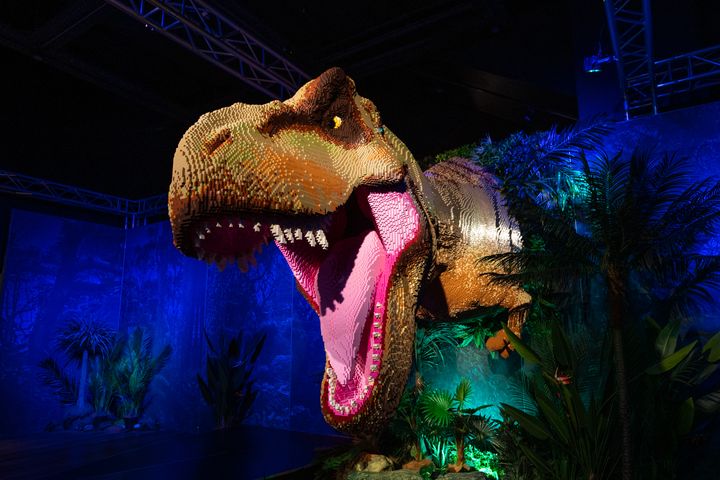 Koko perheen hittinäyttelyssä yhdistyvät jättimäiset LEGO-dinosaurukset, elokuvista tutut ympäristöt ja LEGO-palikoilla rakentaminen. Kuva: Anna Kucera