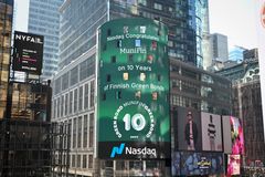 Nasdaq onnittelee Kuntarahoitusta Times Squarella vihreiden joukkovelkakirjalainojen 10-vuotisesta taipaleesta.