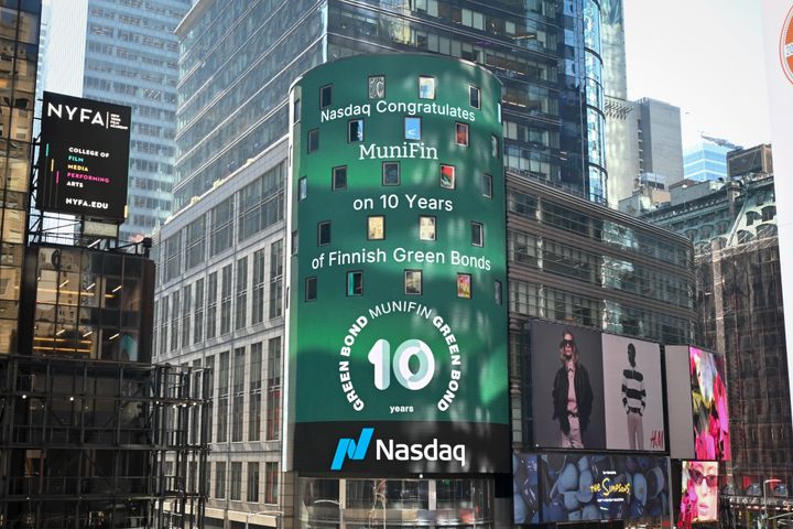 Nasdaq onnittelee Kuntarahoitusta Times Squarella vihreiden joukkovelkakirjalainojen 10-vuotisesta taipaleesta.
