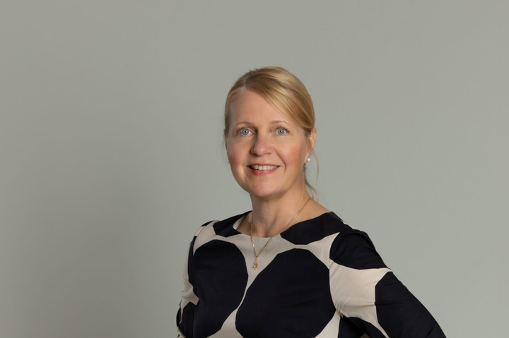 Arja Pesosen kasvokuva. Nainen hymyilee.