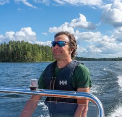 Punkaharjun Matkailuyhdistyksen puheenjohtaja Janne Hänninen vie matkailijat nauttimaan kauniista järviluonnosta.