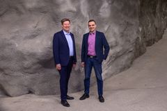 Kuvassa vasemmalta: Disecin toimitusjohtaja Janne Korhonen ja MPY:n toimitusjohtaja Markus Ala-Hautala.