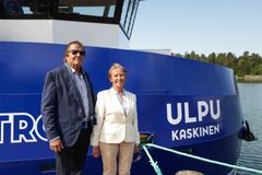 Nordic Troutin uusi avomeren koviin olosuhteisiin suunniteltu alus kastettiin Ulpuksi tiistaina 9.6.2026. Kuvassa Veijo ja Ulpu Hukkanen, jotka aloittivat kalan savustamisen kodin pihapiirissä Sastamalassa. Siitä alkoi Kalaneuvoksen tarina.