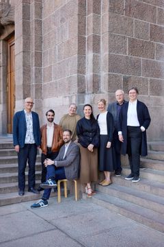 Uuden arkkitehtitoimiston osakkaat: kuvassa vasemmalta Panu Söderström, Ville Kuhmonen, Matti Heikkinen, Mari Mannevaara, Jenni Hölttä, Minna Lukander, Jyrki Iso-Aho ja Tiina Päivilä-Kari.