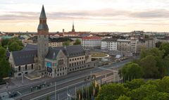 Kansallismuseon päärakennus on rakennettu vuosina 1905–1910 arkkitehtien Herman Gesellius, Armas Lindgren ja Eliel Saarinen suunnitelmien mukaisesti. A-Konsulttien ja Tallin suunnittelema peruskorjaus kohdistuu päärakennukseen, Vaunuvajaan ja Kansallismuseon tonttia ympäröiviin tuki- ja aitamuureihin. Kansallismuseon peruskorjauksen toiminnallinen kehittäminen liittyy erityisesti työympäristön kehittämiseen.