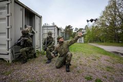 Kolme reserviläistä harjoituksessa