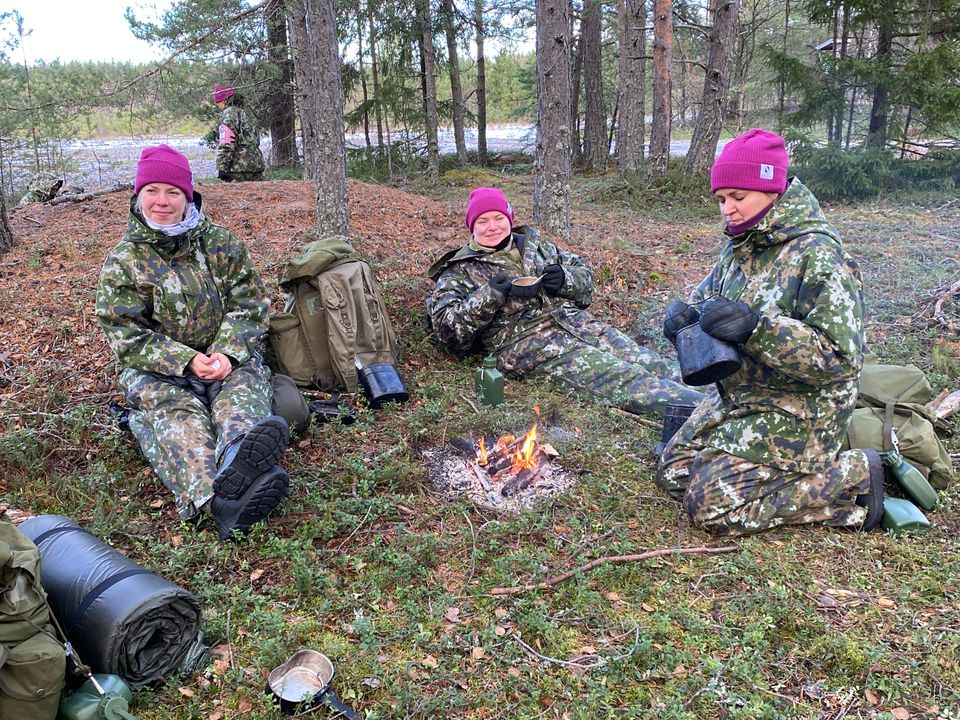 PikkuNASTA Vattaja 2024-harjoituksen maastokurssilaiset ruokailemassa. Naisten Valmiusliitto.