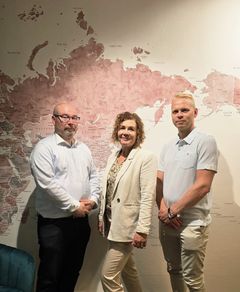 Kuvassa uudet omistajat Sonja Sarlin ja Jari Sarlin sekä perustajaosakas ja entinen toimitusjohtaja Tommi Lehtonen.